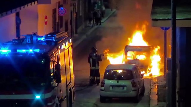 Action during the night of the fire brigade to extinguish a car burned