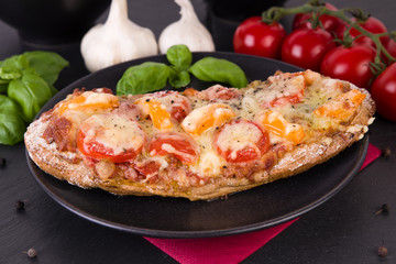 Rustikales Pizzabaguette mit Tomate und Paprika