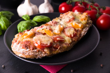 Rustikales Pizzabaguette mit Tomate und Paprika