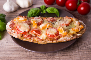 Rustikales Pizzabaguette mit Tomate und Paprika