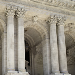 Obraz premium Pillars on the New York Public Library building, New York City
