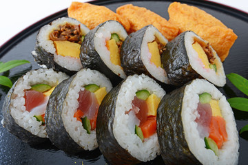 おいしそうな太巻きと稲荷寿司