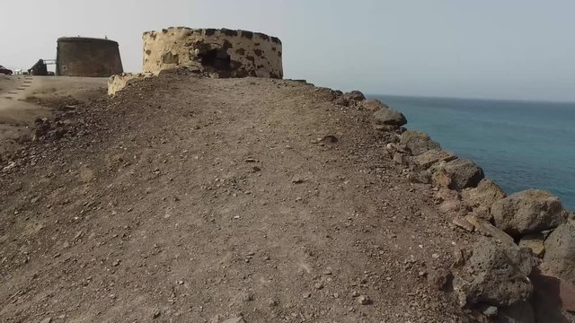 El Cotillo, Fuerteventura, Isole Canarie, Spagna Agosto 29, 2016: Panoramica della costa del paese di El Cotillo con il Castillo e Porto (Ultra High Definition, Ultra HD, UHD, 4K, 2160P, 3840x2160)