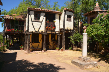 plaza de un pueblo típico de España © uzkiland