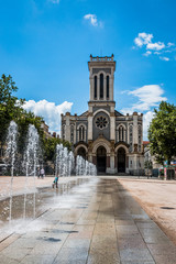 Fototapeta na wymiar La place Jean-Jaures et la Cathédrale Saint-Charles-Borromée