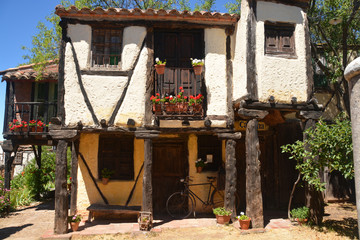 casa antigua de pueblo © uzkiland