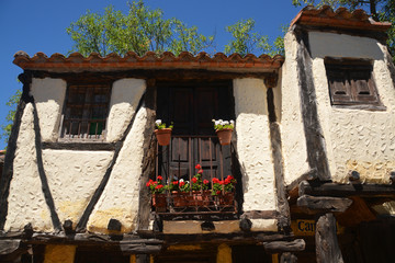 balcón de una casa antigua © uzkiland