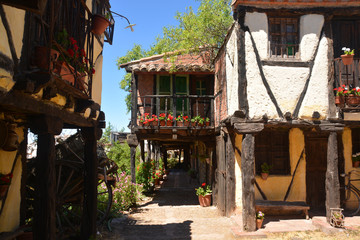 pueblo típico en España © uzkiland