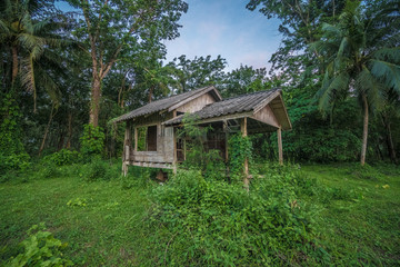 Obraz premium Scenics view of old wooden abandoned cottage against sky