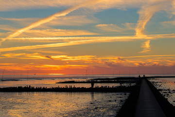 Obraz premium Steg neben dem Fahrwasser bei der Küste von Spieka-Neufeld im Sonnenuntergang