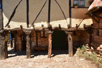 soportal de bajo una casa antigua © uzkiland