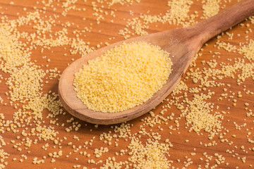 Ground Wheat into a spoon. Trigo para quibe. Kibbeh