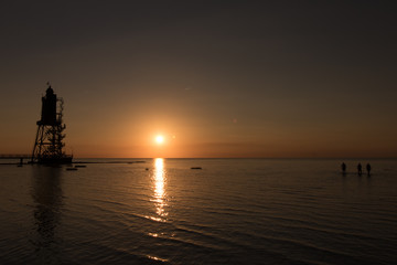 Wurster Nordseeküste - Rückkehr vom Baden beim Leuchtturm Obereversand im Sonnenuntergang