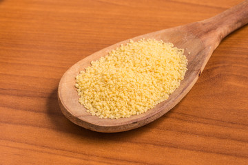 Ground Wheat into a spoon. Trigo para quibe. Kibbeh