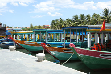 Fototapeta na wymiar Vietnamese colourful boats 