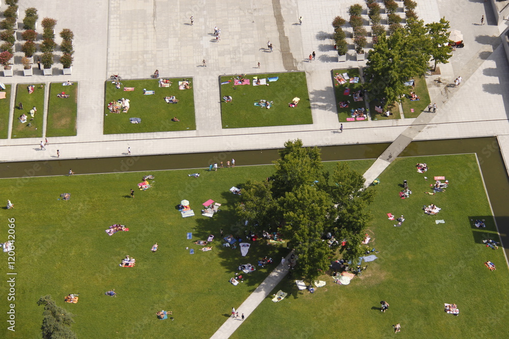 Canvas Prints Parisiens au soleil sur la pelouse du parc André Citroen à Paris	