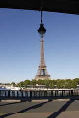 Fototapeta na wymiar La Tour Eiffel vue depuis le Pont de Bir Hakeim à Paris