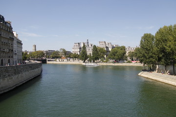 Fototapeta na wymiar La Seine à Paris