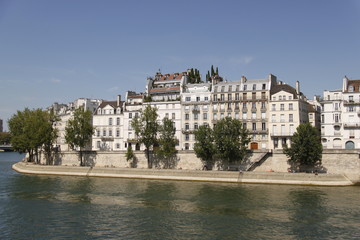 Fototapeta na wymiar Quai de Seine à Paris