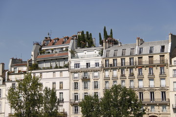 Terrasse sur le toit d'un immeuble de l'île Saint Louis à Paris