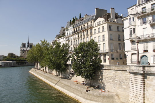Quai de Seine sur l'ile Saint Louis à Paris