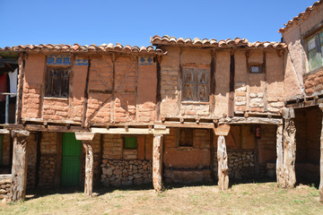 casas de pueblo viejas © uzkiland