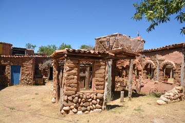construcción antigua en un pueblo abandonado © uzkiland
