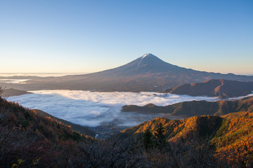 Fototapeta na wymiar Mountain Fuji and sea of mist above Kawaguchiko lake in morning autumn season