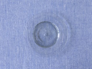 テーブルクロスと皿