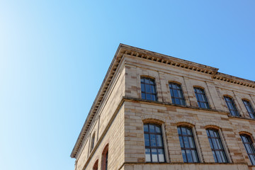 Fototapeta na wymiar Altes Gebäude mit schön sanierter Backsteinfassade und Sprossenfenstern in Göttingen, Niedersachsen, Deutschland