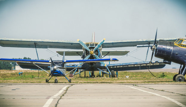 Старинный аэродром. Пропеллерные самолёты