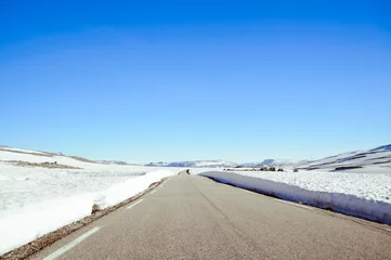 Fotobehang snowy road in winter mountains of norway, tindevegen © streetflash