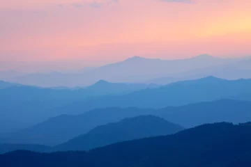 Foto auf Acrylglas Rauchiger Bergsonnenuntergang © wisannumkarng