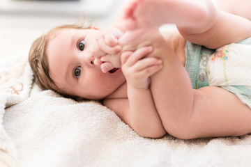 Baby ausdrucksstarkes Portrait mit Hut