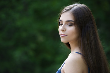Naklejka premium Close-up portrait of a beautiful young caucasian woman with clean skin, long hair and casual makeup