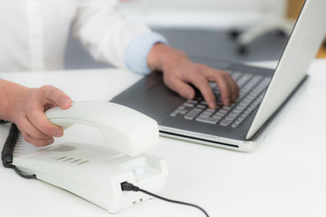 telefongespräch im büro