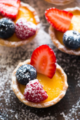 Tartlets of fresh berries and icing sugar