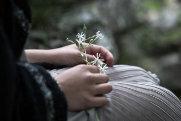 Zarte Blüten in der Hand einer Jugendlichen