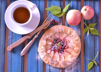 пирог с ягодами и яблоком - obrazy, fototapety, plakaty