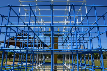 小学校の校庭に設置された遊具