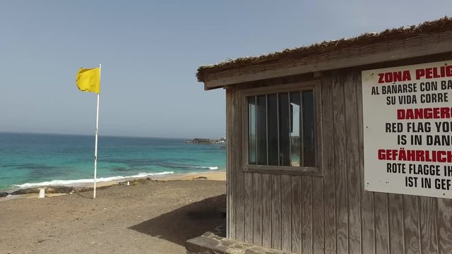 Spiaggia di El Cotillo, Fuerteventura, Isole Canarie, Spagna Agosto 29, 2016: Panoramica della spiaggia di El Cotillo (Ultra High Definition, UltraHD, Ultra HD, UHD, 4K, 2160P, 3840x2160)
