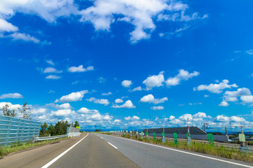 ハイウェイと青空