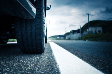 車のタイヤと道路 © beeboys