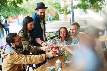Having drinks in cafe