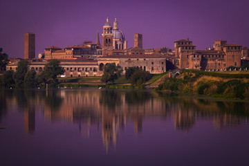 Panorama urbano di Mantova alle ultime luci del giorno