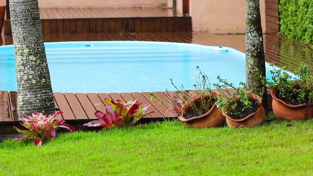 Piscina e chuva.