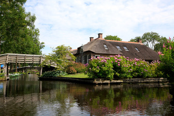 Fototapeta na wymiar Canal in Giethoorn, The Netherlands