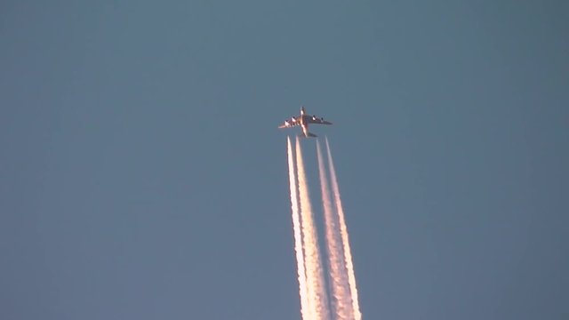 Vierstahliges Verkehrsflugzeug mit Kondensstreifen