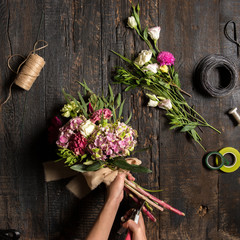 The florist desktop with working tools and ribbons - obrazy, fototapety, plakaty