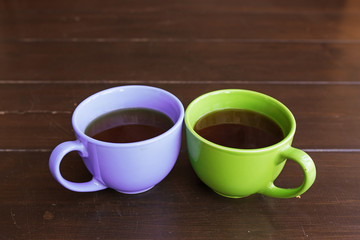 две чашки на столе